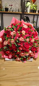Buquê 100 rosas vermelhas e rosas + vaso