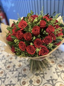 Buquê Luxo com 50 Rosas Vermelhas