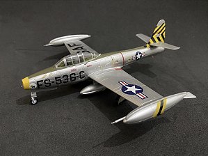 1:72 Easy Model Avião F-84E-25  Thunderjet Assigned to the 8th Fighter Bomber Donald James