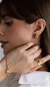 BRINCO PEQUENO OURO TRIANGULO BIA LISO BANHADO A OURO 18K