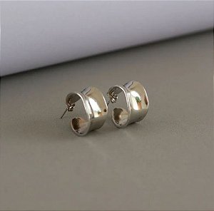 BRINCO DE ARGOLA ROBERTA RETANGULAR BANHADA A RODIO BRANCO