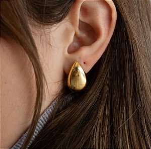 BRINCO PEQUENO JAQUE GOTA LARGA LISA BANHADO A OURO 18K