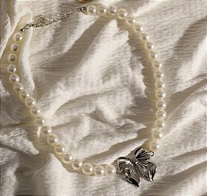 Colar Perolas & Laço Banhado a Ródio Branco