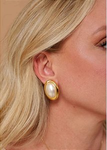 BRINCO PEROLA OVAL BANHADO OURO 18K