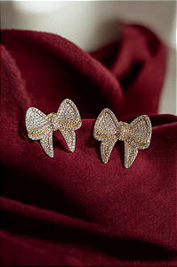 Brinco Laço Cravejado com Zircônias Banhado a Ouro 18k