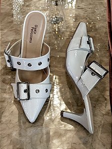 Scarpin verniz off white salto fino