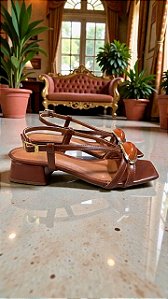 Sandália pedra whiski salto baixo