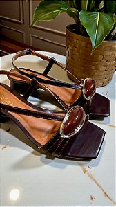 Sandália pedra chocolate salto baixo