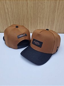 Boné Snapback Boêmia Caramelo com Aba Curva Preto.