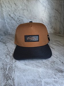Boné Snapback Boêmia Caramelo com Aba Curva Preto.