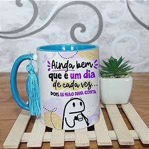 Caneca ainda bem que é um dia de cada vez