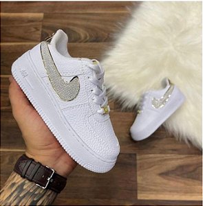 Tênis branco e dourado