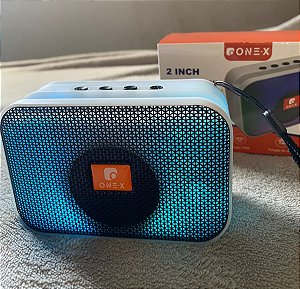 CAIXINHA DE SOM PORTÁTIL COM LED - COR PRETA C/ BRANCA