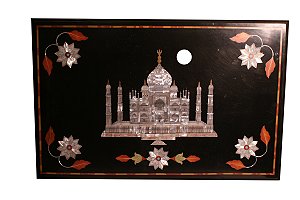 Tampo de mesa de mármore preto com madrepérolas indianas formando a figura do Taj Mahal