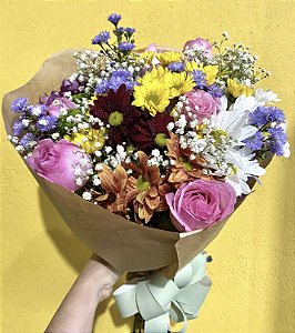 Buquê de Rosas e Flores do Campo
