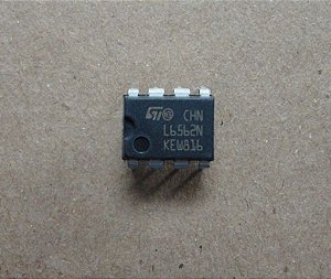 Circuito Integrado L6562N   (DIP-8)