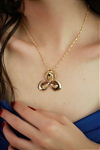 Colar Flor Três Pétalas Banhado a Ouro 18k.