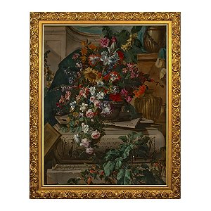 Flores em uma urna sobre um sarcófago