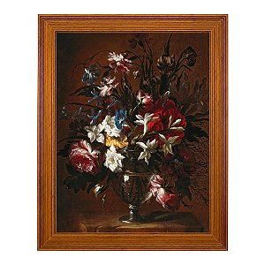 Cravos, rosas, lírios e outras flores num vaso sobre uma prateleira