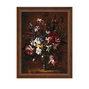 Cravos, rosas, lírios e outras flores num vaso sobre uma prateleira