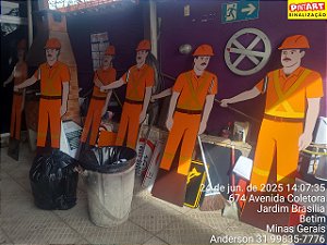 BONECO SINALIZADOR EM MADEIRA