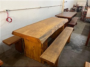 Mesa de Jantar em Pequi Preto Pranchão Inteiriço Sem Emenda 2,04m x 72cm com 2 Bancos