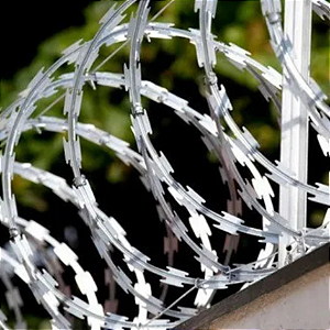 KIT INSTALACAO CONCERTINA 450 MM + 3 HASTES + ARAME + PLACA