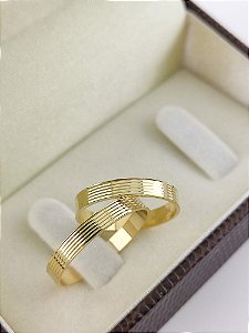 ALIANÇAS EM OURO 18K RETA COM FRISOS