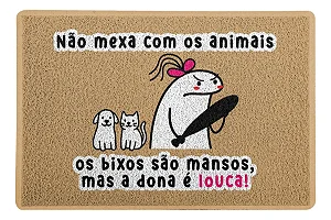 Capacho / Tapete 60x40cm - Flork - Animais Mansos Mas Dona É Louca - Bege - Beek