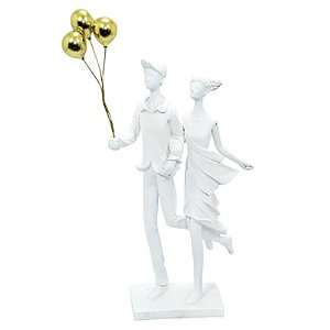 Escultura Em Resina Branca Casal Com Balao Dourado