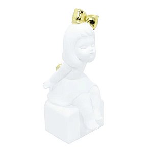 Escultura Em Resina Branca Menina Com Laços Dourados - Lucatti