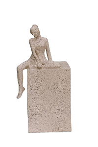 Escultura Mulher Em Poliresina (Sentada De Frente) - Mart