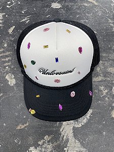 Boné Sample Trucker x Unlovsaint preto