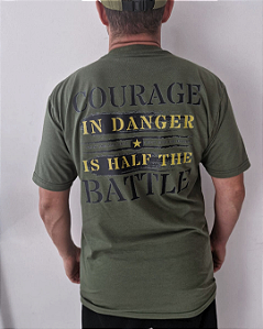 Camiseta Courage In Danger Is Half The Battle Oversized