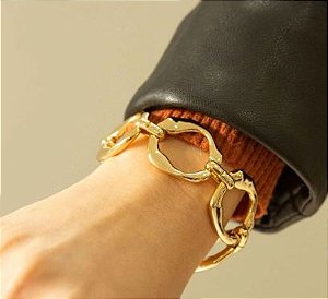 Pulseira com argolas largas orgânicas