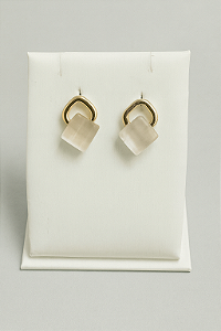 Brinco geométrico com pedra olho de gato