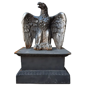 Escultura de águia com a cabeça para esquerda