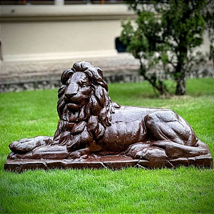 Escultura Leão com as pernas cruzadas