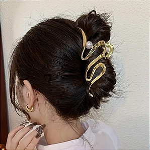 Piranha dourada com pérola