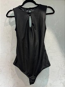 BODY COM DETALHE EM RENDA NAS COSTAS