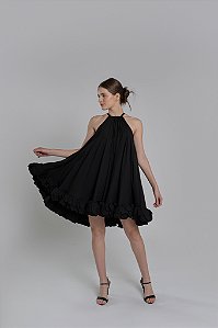 Vetido curto fluido detalhado em petalas na barra garden