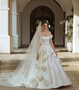 Vestido com sobressaia e flores em bucol italiano off white