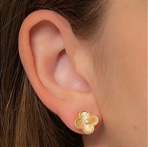 BRINCO TREVO COM UMA ZIRCONIA NO MEIO DELICADO BANHADO A OURO 18K