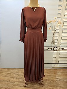 Vestido longo marsala plissado em crepe
