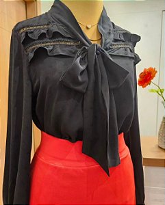 Blusa manga longa com babados e laço frontal 🖤