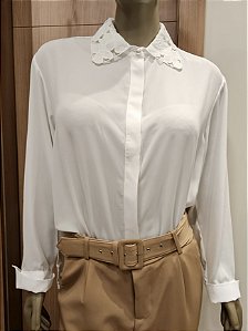 Camisa manga longa off-white com bordado Richelieu 🤍