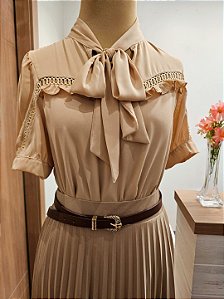 Blusa crepe manga curta com babado e laço 🤎
