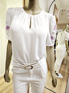 Blusa manga curta off-white bordado 🤍
