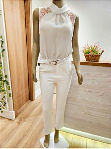 Calça alfaiataria off-white com cinto