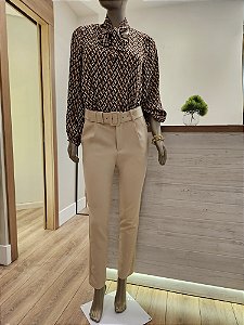 Calça alfaiataria cor areia com cinto